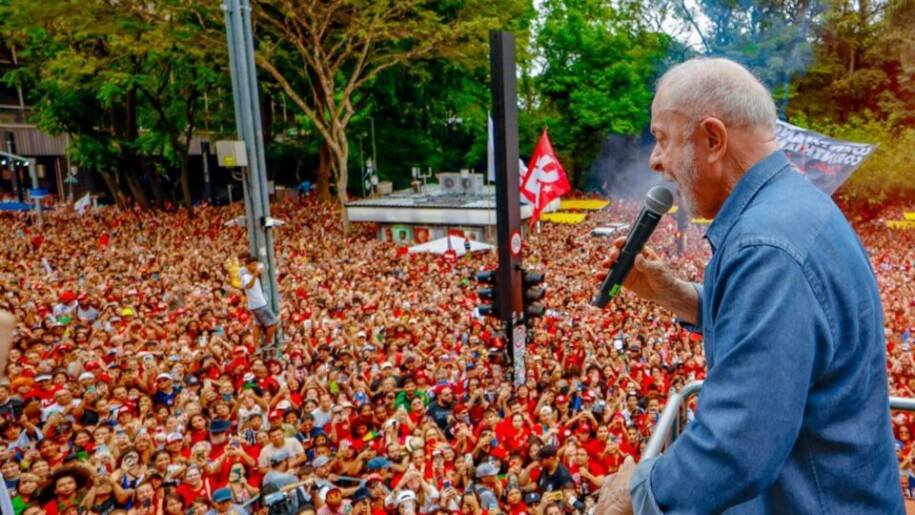 TSE determina que Flávio e aliados removam vídeos que ligam ato pró-Lula ao uso de drogas
