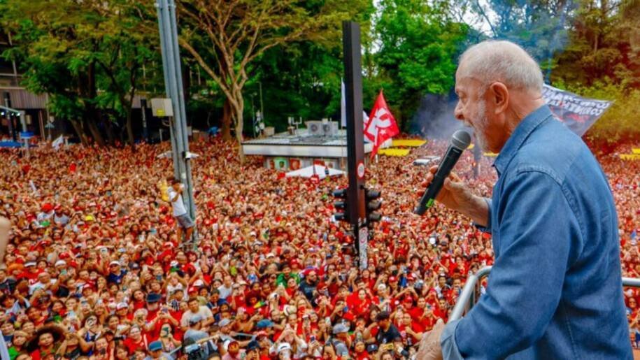 TSE determina que Flávio e aliados removam vídeos que ligam ato pró-Lula ao uso de drogas