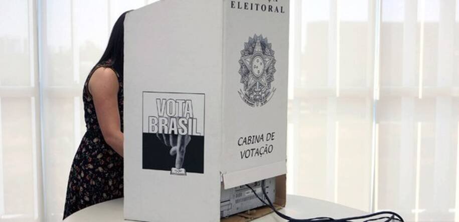 TSE proíbe acompanhantes na cabine de votação nas eleições 2026 e gera polêmica