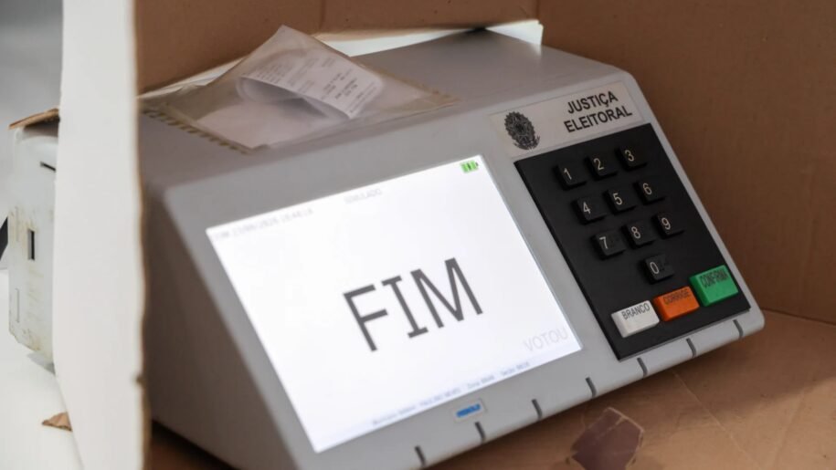 TSE revela segurança das urnas eletrônicas para 2026 e gera polêmica
