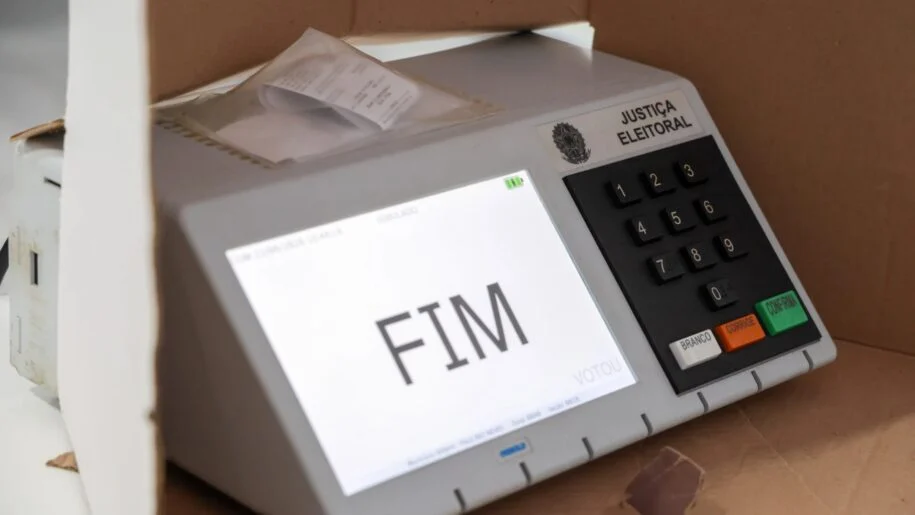 TSE revela segurança das urnas eletrônicas para 2026 e gera polêmica