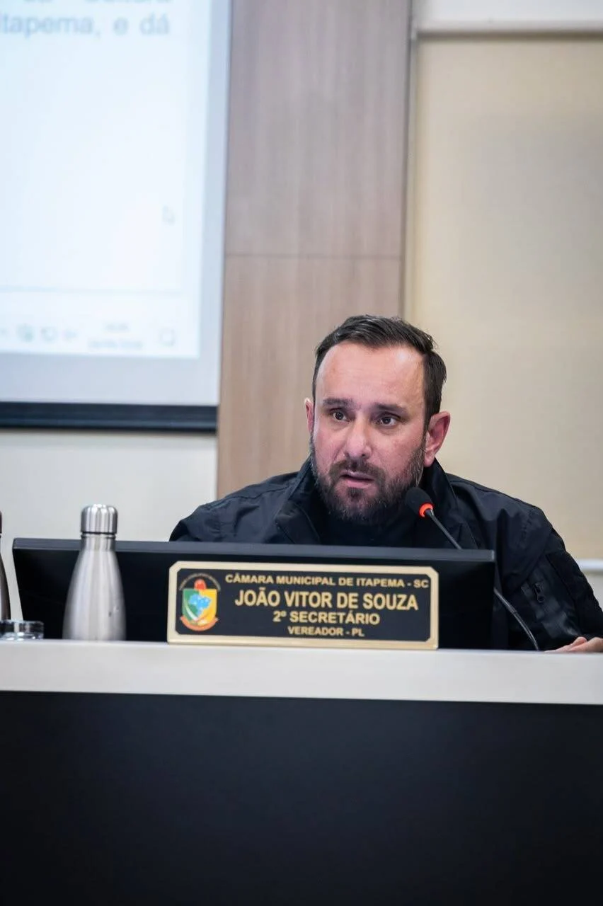 Vereador João Vitor aprova projeto que cria pulseiras com QR Code em Itapema