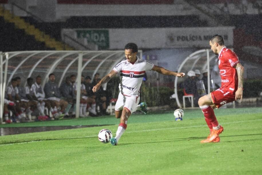 Vila Nova retoma liderança da Série B ao vencer Botafogo-SP sob forte chuva