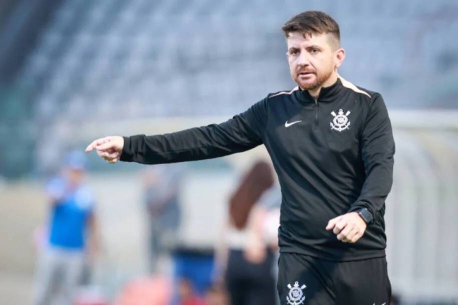 William Batista comanda Corinthians no Dérbi contra o Palmeiras após dispensas em massa